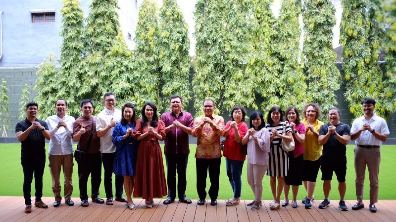 Wali Kota Makassar Moh Ramdhan Pomanto bersama para tokoh warga keturunan Tionghoa yang merayakan Tahun Baru Imlek 2574/2023 di Makassar, Senin (23/1/2023). ANTARA/HO-Pemkot Makassar