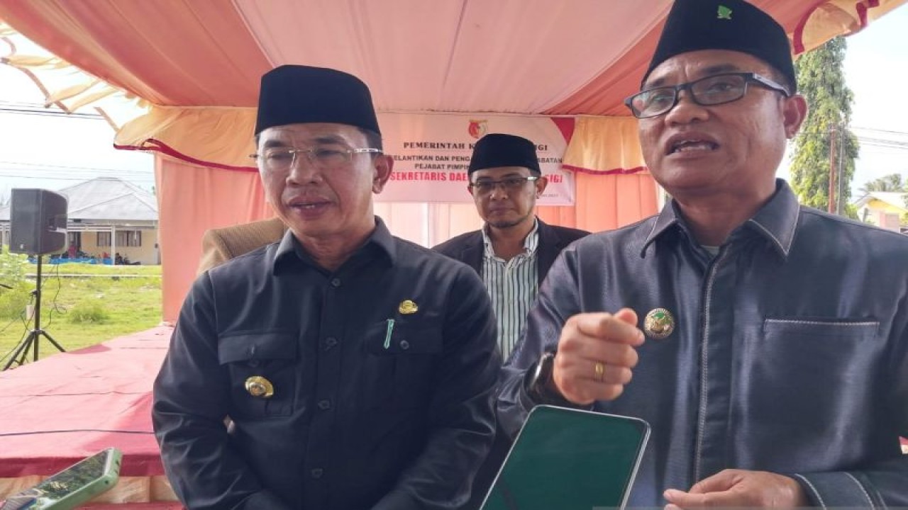 Bupati Sigi Mohamad Irwan (kiri) dan Wakil Bupati Sigi Samuel Yansen Pongi (kanan) menyampaikan keterangan kepada wartawan, di Sigi, Jumat (13/1/2023). (ANTARA/Muhammad Hajiji)