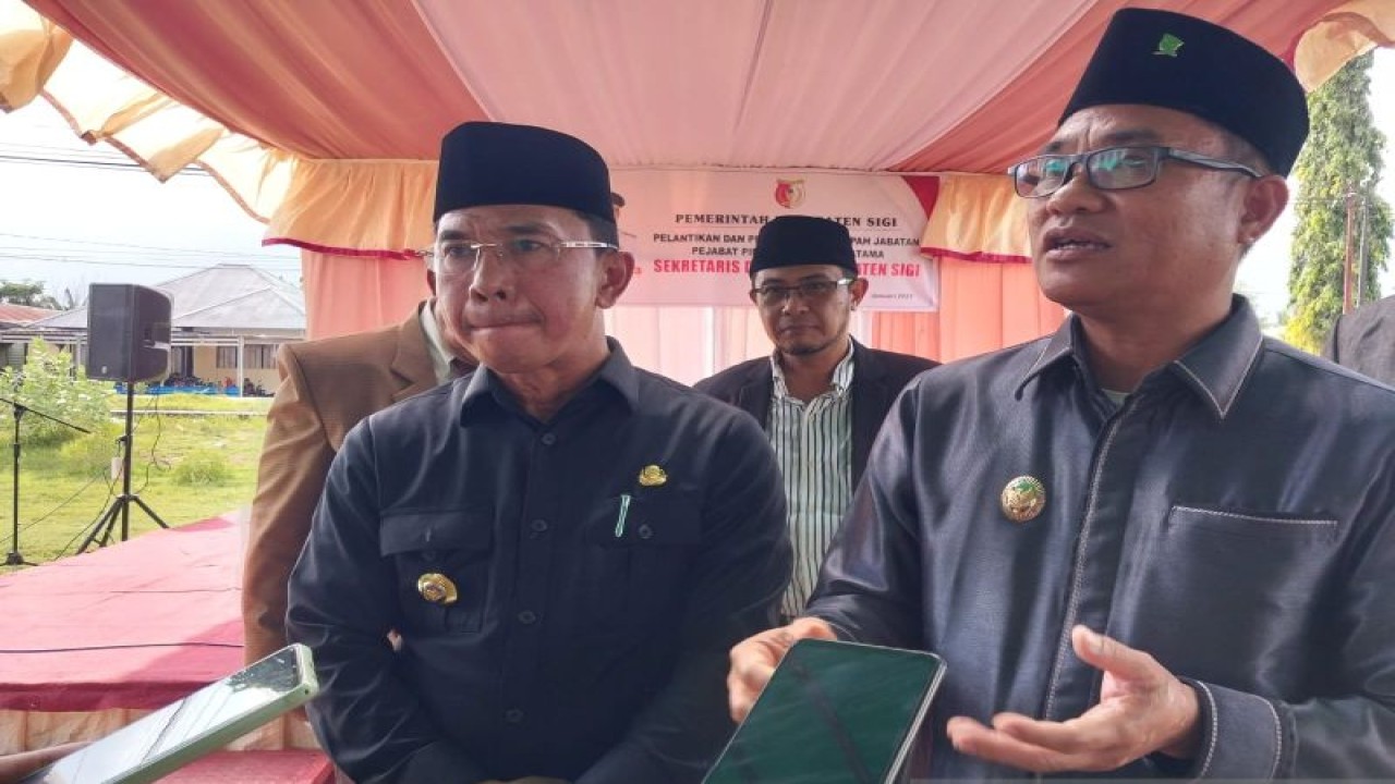 Bupati Sigi Mohamad Irwan (kiri) dan Wakil Bupati Sigi Samuel Yansen Pongi (kanan) menyampaikan keterangan kepada wartawan di Sigi Jumat (13/1/2023). (ANTARA/Muhammad Hajiji)