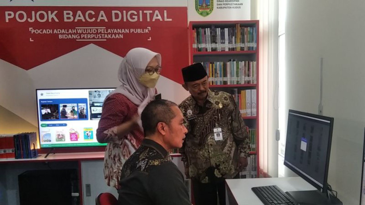Bupati Kudus Hartopo didampingi Pelaksana tugas Kepala Dinas Kearsipan dan Perpustakaan Kabupaten Kudus Sancaka Dwi Supani mencoba mencari buku di aplikasi Ipusnas lewat perangkat komputer di Pojok Baca Digital di kompleks Mall Pelayanan Publik (MPP) Kudus, Selasa (24/1/2023). (ANTARA/Akhmad Nazaruddin Lathif)