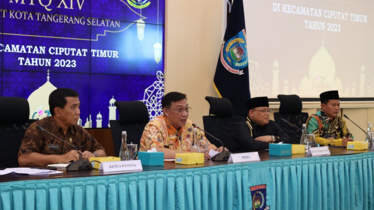 Sekretaris Daerah Kota Tangerang Selatan Bambang Noertjahjo (tengah) memberikan sambutan menjelang ajang MTQ tingkat Kota Tangerang Selatan. ANTARA