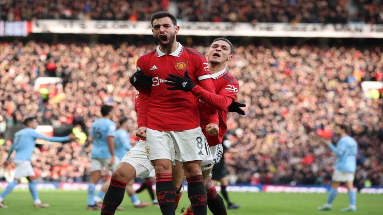 Selebrasi Bruno Fernandes setelah mencetak gol pertama Manchester United dalam pertandingan Liga Premier Inggris melawan Manchester City di Old Trafford, Manchester, Inggris, Sabtu (14/1/2023). ANTARA/REUTERS/PHIL NOBLE