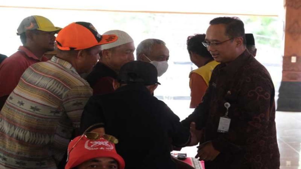 Wali Kota Magelang Muchamad Nur Aziz berdialog dengan para juru parkir. ANTARA/HO - Bagian Prokompim Kota Magelang