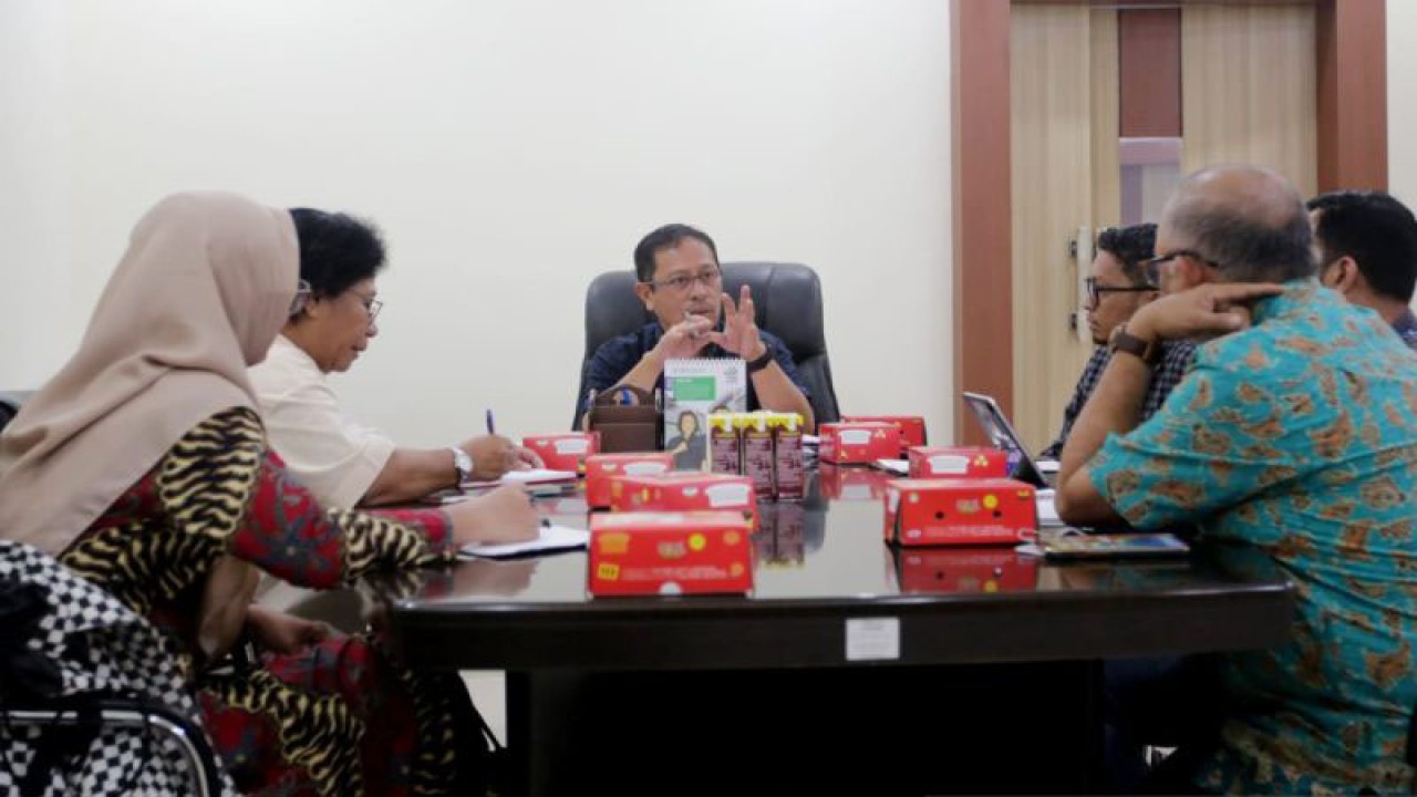 Sekda Makassar Muh Ansar bersama Tim USAID IUWASH Tangguh bahas teknis pengelolaan IPAL di Makassar, Sulsel, Sabtu (14/1/2023). FOTO ANTARA/HO-Pemkot Makassar