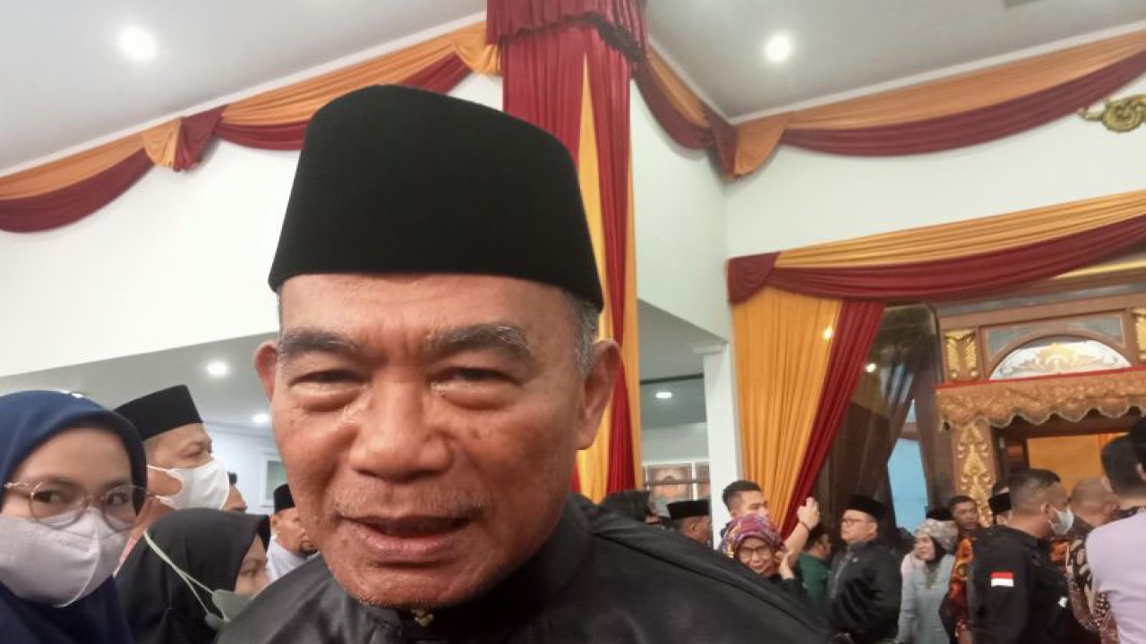 Menko PMK Muhadjir Effendy saat menghadiri rapat paripurna HUT ke 66 tahun Provinsi Jambi, Jumat (5/1). (ANTARA/tuyani)