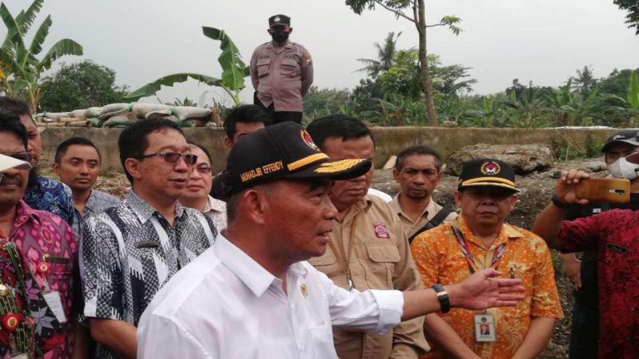 Menteri Koordinator Bidang Pembangunan Manusia dan Kebudayaan Muhadjir Effendy meninjau Perumahan Dinar Indah, kompleks perumahan yang sering dilanda banjir, di Kota Semarang, Provinsi Jawa Tengah, Selasa (31/1/2023). (ANTARA/Zuhdiar Laeis)