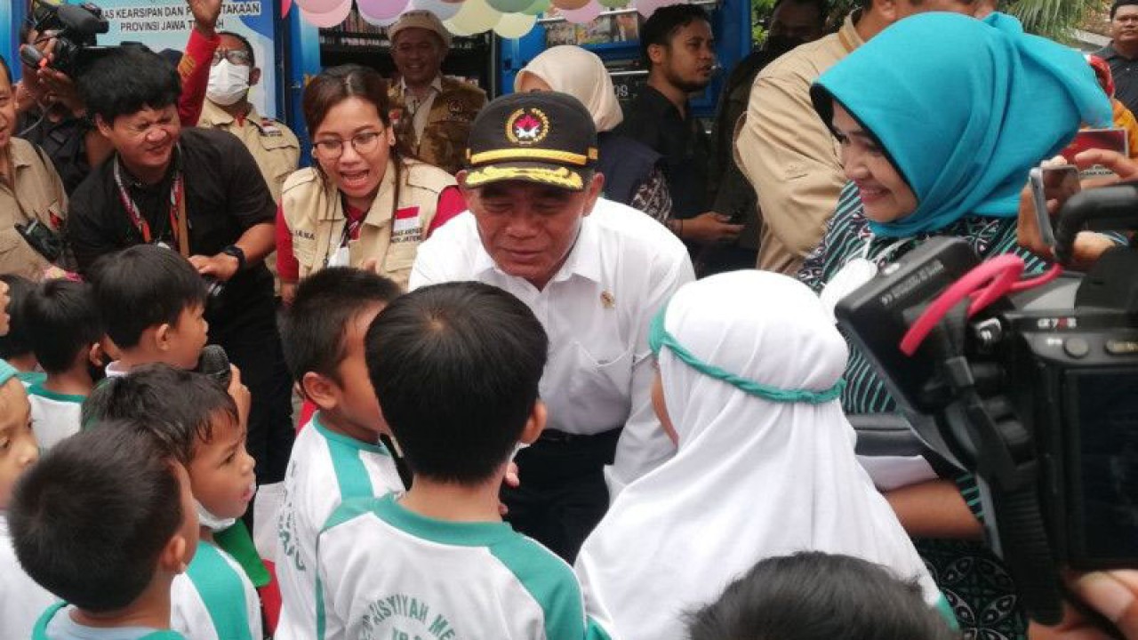 Menteri Koordinator Bidang Pembangunan Manusia dan Kebudayaan (PMK) Muhadjir Effendy bercengkerama dengan siswa PAUD Aisyiyah, Meteseh, Semarang, Selasa (31/1/2023). Kehadiran Muhadjir dalam rangka kunjungan kerja meninjau Perumahan Dinar Indah Semarang yang menjadi langganan banjir bandang. (ANTARA/Zuhdiar Laeis)
