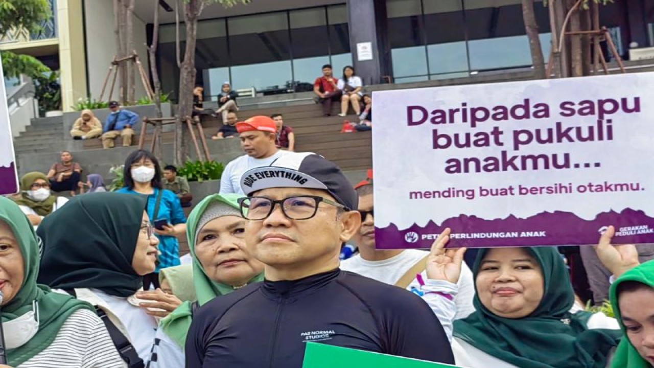 Ketua Umum Partai Kebangkitan Bangsa (PKB) Abdul Muhaimin Iskandar di sela acara Penandatanganan Petisi Perlindungan Anak yang digelar di depan Gedung Sarinah, Jakarta Pusat, Minggu (8/1/2023). (ANTARA/Melalusa Susthira K.)