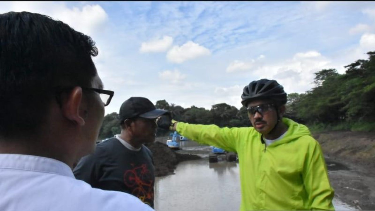 Wali Kota Jakarta Timur Muhammad Anwar meninjau Waduk Tiu di Kelurahan Setu, Kecamatan Cipayung, Jakarta Timur, Jumat (20/1/2023). ANTARA/HO-Kominfotik Jakarta Timur