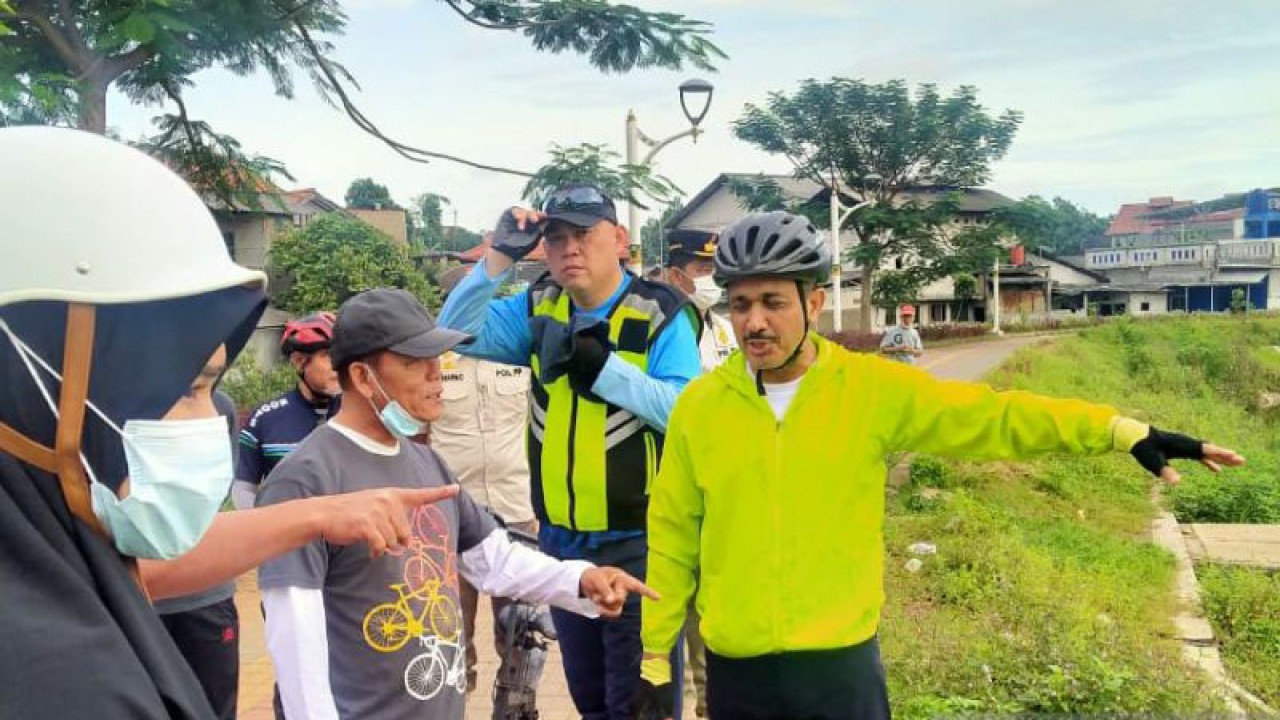 Wali Kota Jakarta Timur Muhammad Anwar saat meninjau Waduk Rambutan I di Kelurahan Rambutan, Kecamatan Ciracas, Jakarta Timur, Jumat (20/1/2023). ANTARA/HO-Kominfotik Jakarta Timur