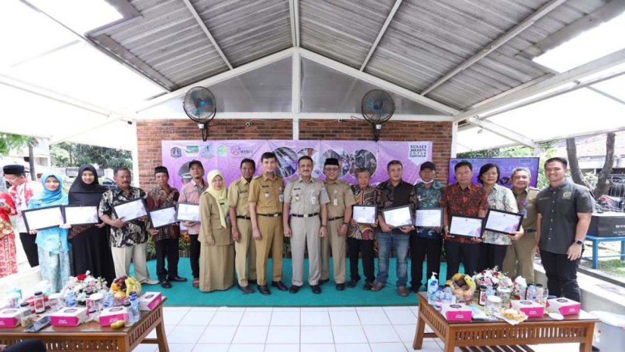 Wali Kota Jakarta Timur Muhammad Anwar saat deklarasi Sanitasi Total Berbasis Masyarakat (STBM) Kelurahan Pulo Gadung, di Ruang Publik Terpadu Ramah Anak (RPTRA) Kayu Mas, Kelurahan/Kecamatan Pulo Gadung, Jakarta Timur, Selasa (24/1/2023). ANTARA/HO-Kominfotik Jakarta Timur