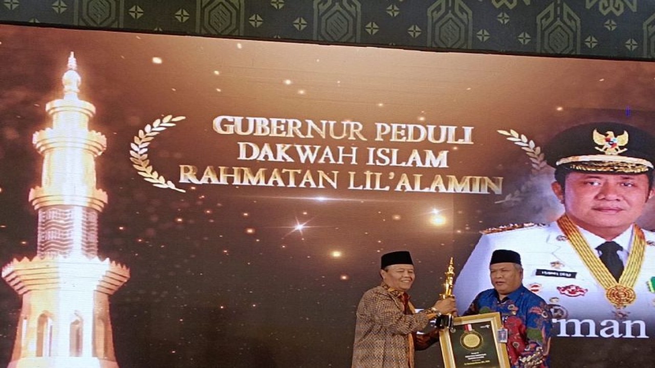 Wakil Ketua MPR RI, Muhammad Hidayat menyerahkan penggargaan terhadap Gubernur Sumatera Selatan (Sumsel) Herman Deru yang dinobatkan sebagai Gubernur Peduli Dakwah Islam Rahmatan Lil'alamin pada malam Anugrah Grand Ikatan Dai Indonesia (IKADI) di Lombok Barat, Nusa Tenggara Barat, Sabtu (22/1/2023). ANTARA/HO-Humas Pemprov Sumsel