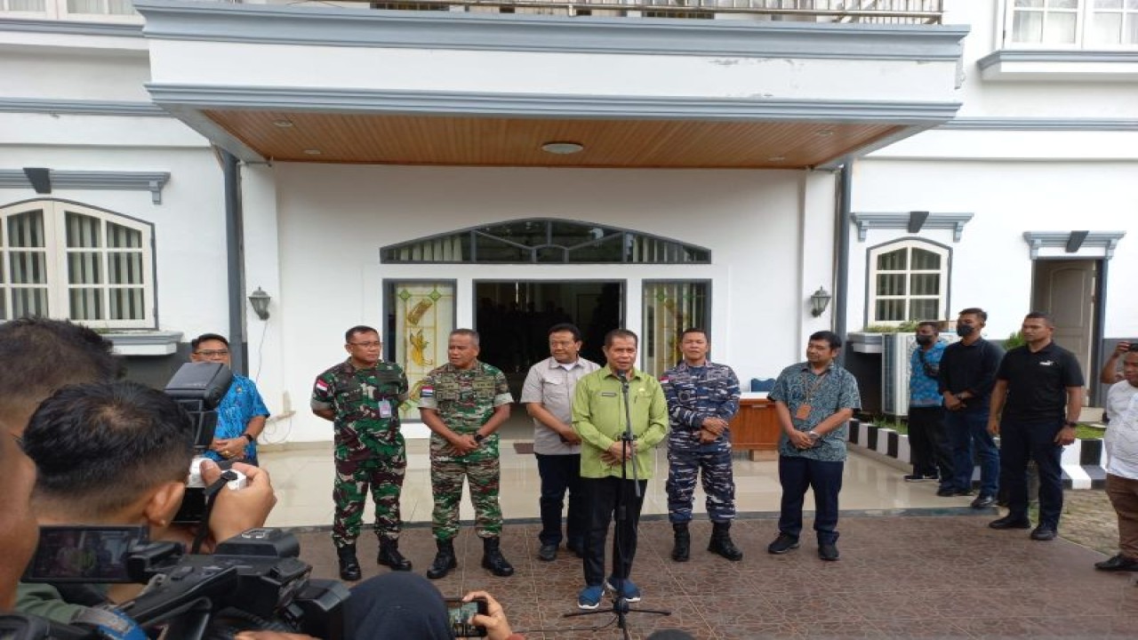 Pelaksana Tugas Harian Gubernur Papua, Muhammad Ridwan Rumasukun, saat memberikan keterangan pers di Jayapura, Papua, Jumat (13/1). ANTARA/Qadri Pratiwi