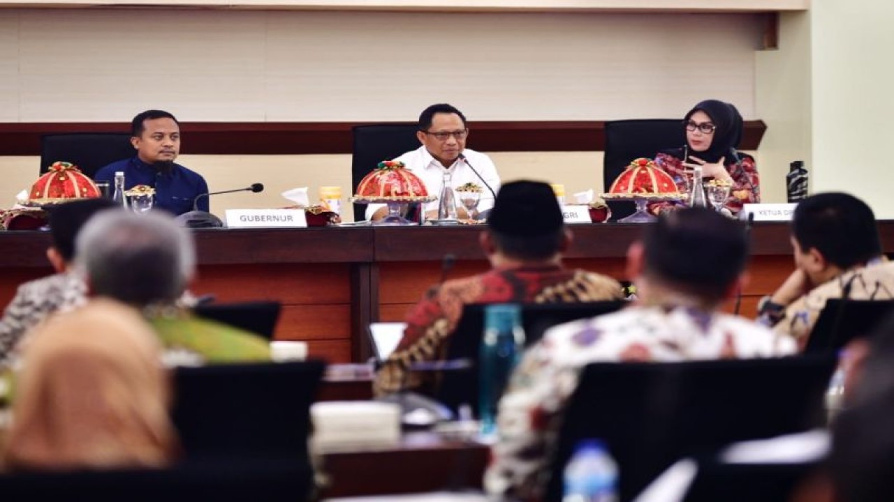 Mendagri Muhammad Tito Karnavian (tengah) memberikan arahan penanganan inflasi di Makassar, Jumat,(27/1/2023).ANTARA/HO-Humas Pemprov Sulsel.