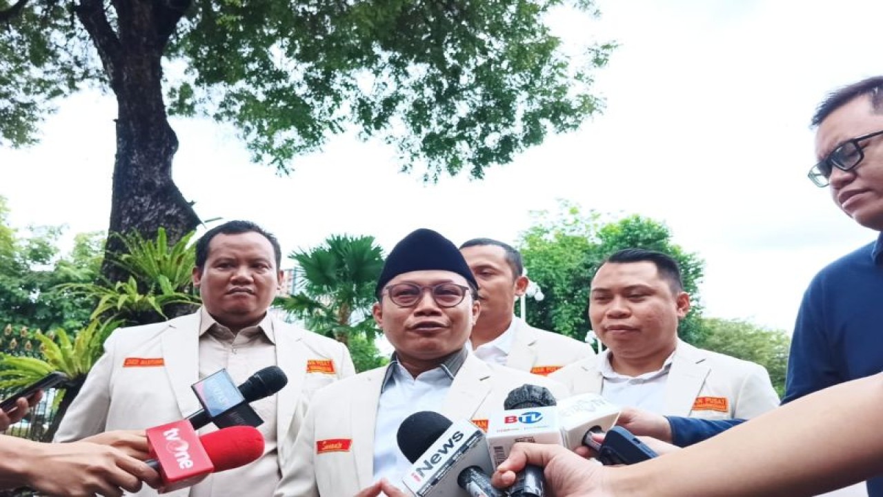 Ketua Umum PP Pemuda Muhammadiyah Sunanto usai bertemu Presiden Joko Widodo di Istana Kepresidenan Jakarta, Senin (30/1/2023). ANTARA/HO-Istimewa