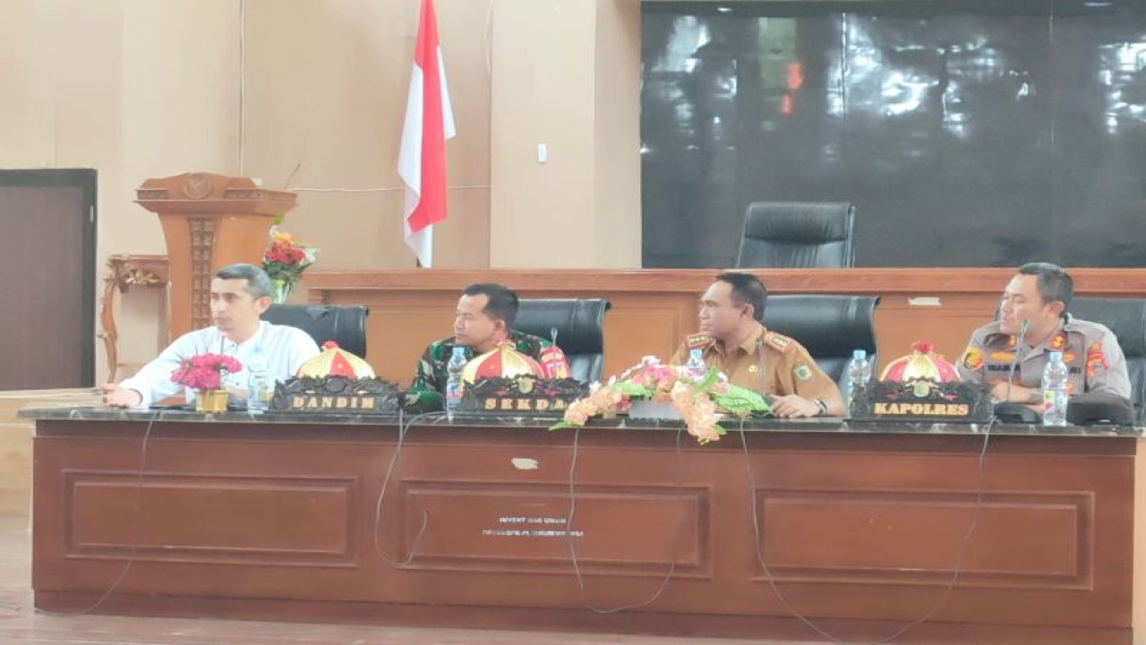 Head of Human Resources and General Affairs PT GNI Muknis Basri Assegaf (kiri), Dandim 1311 Morowali Letnan Kolonel Inf. Constantinus Rusmanto (kedua kiri), Sekda Morowali Utara Musda Guntur (kedua kanan), dan Kapolres Morowali Utara AKBP Imam Wijayanto. (ANTARA/HO-PT GNI)