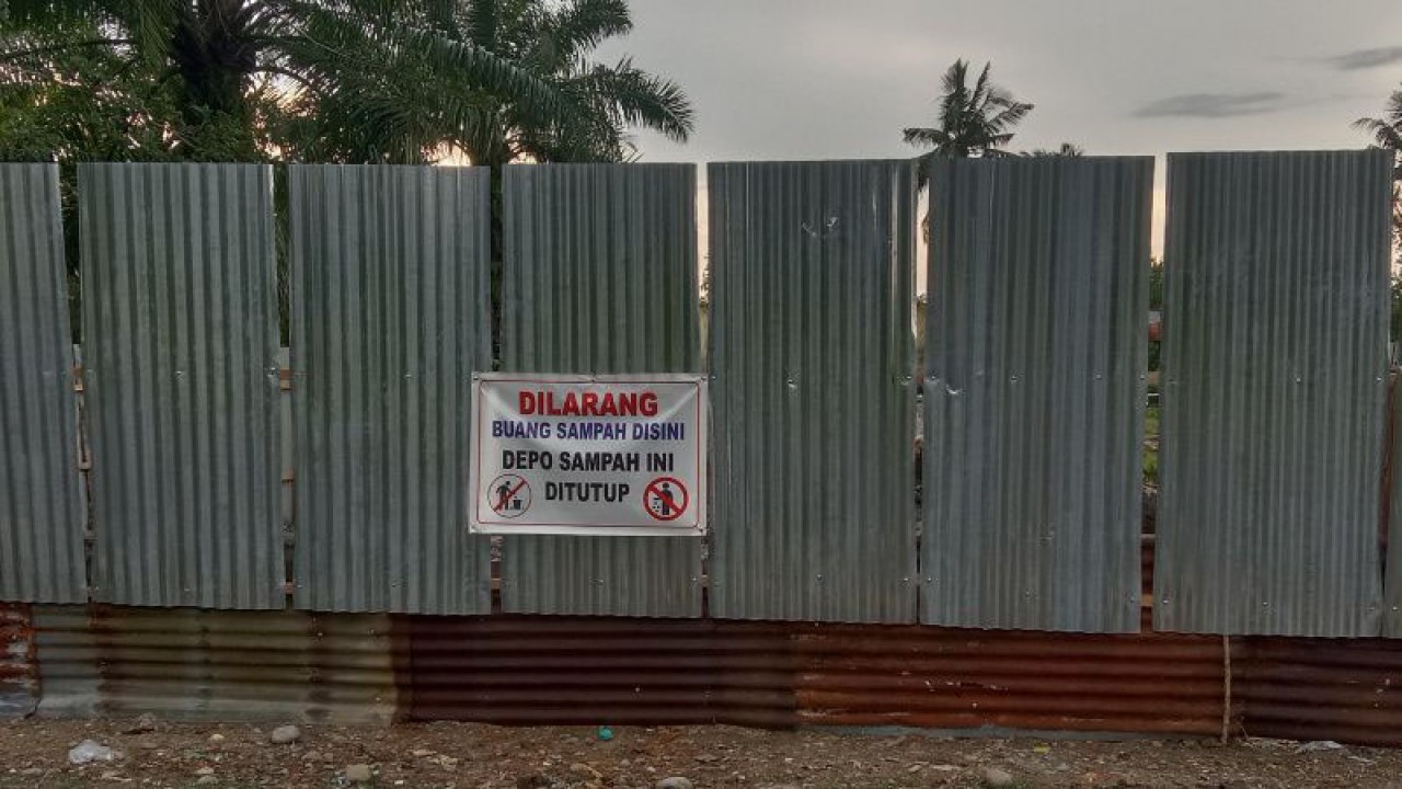 Warga Mukomuko gunakan seng tutup tempat pembuangan sampah di Kelurahan Pasar Mukomuko, Kamis (5/1/2023) ANTARA/Ferri.