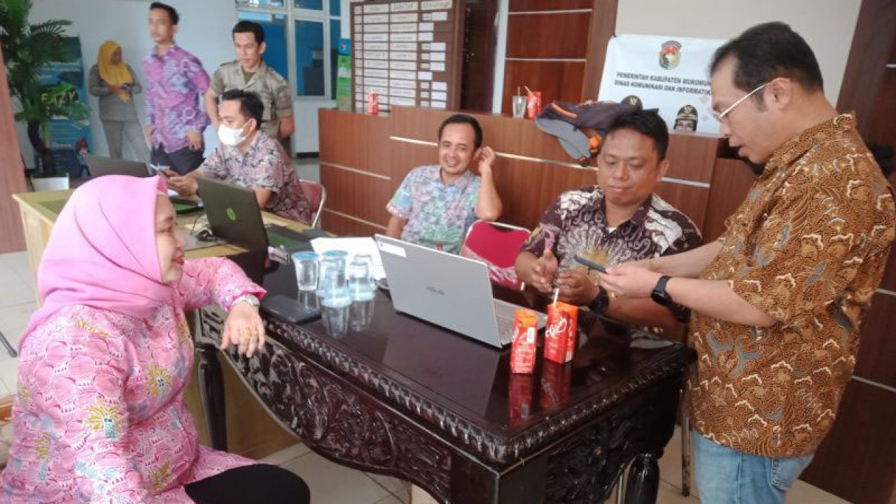 Bupati Mukomuko, Provinsi Bengkul, Sapuan bersama istri membuat Identitas Kependudukan Digital di Dinas Kependudukan dan Pencatatan Sipil, Rabu (5/1/2023) FOTO ANTARA/HO-Istimewa.