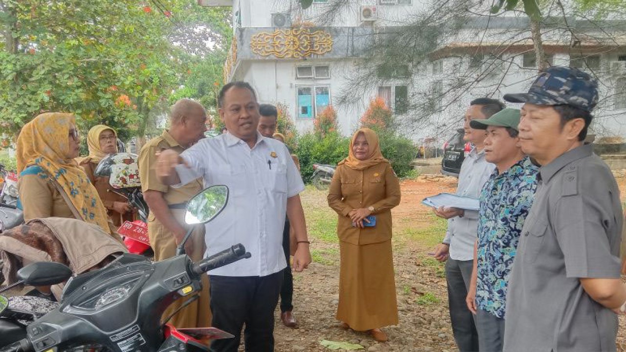 Kejaksaan Negeri Kabupaten Mukomuko mengecek fisik kendaraan dinas di lingkungan Dinas Pendidikan dan Kebudayaan setempat, Selasa (18/10/2022) ANTARA/Ferri.