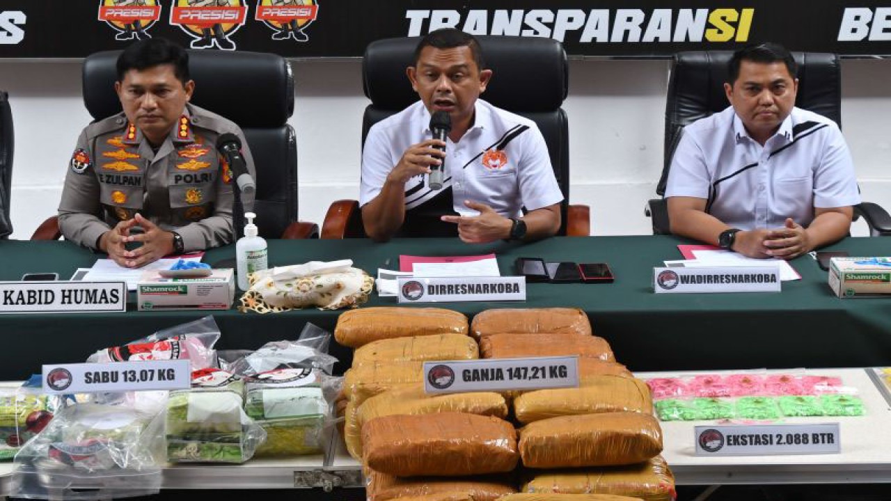 Dirnarkoba Polda Metro Jaya Kombes Mukti Juharsa (tengah), Kabid Humas Polda Metro Jaya Kombes Endra Zulpan (kiri), dan Wadir Narkoba Polda Metro Jaya AKBP Donny Alexander (kanan) memberikan keterangan kepada wartawan dalam konferensi pers ungkap kasus hasil Operasi Nila Jaya 2022 di Mapolda Metro Jaya, Jakarta, Selasa (13/12/2022). ANTARA FOTO/Aditya Pradana Putra/tom.