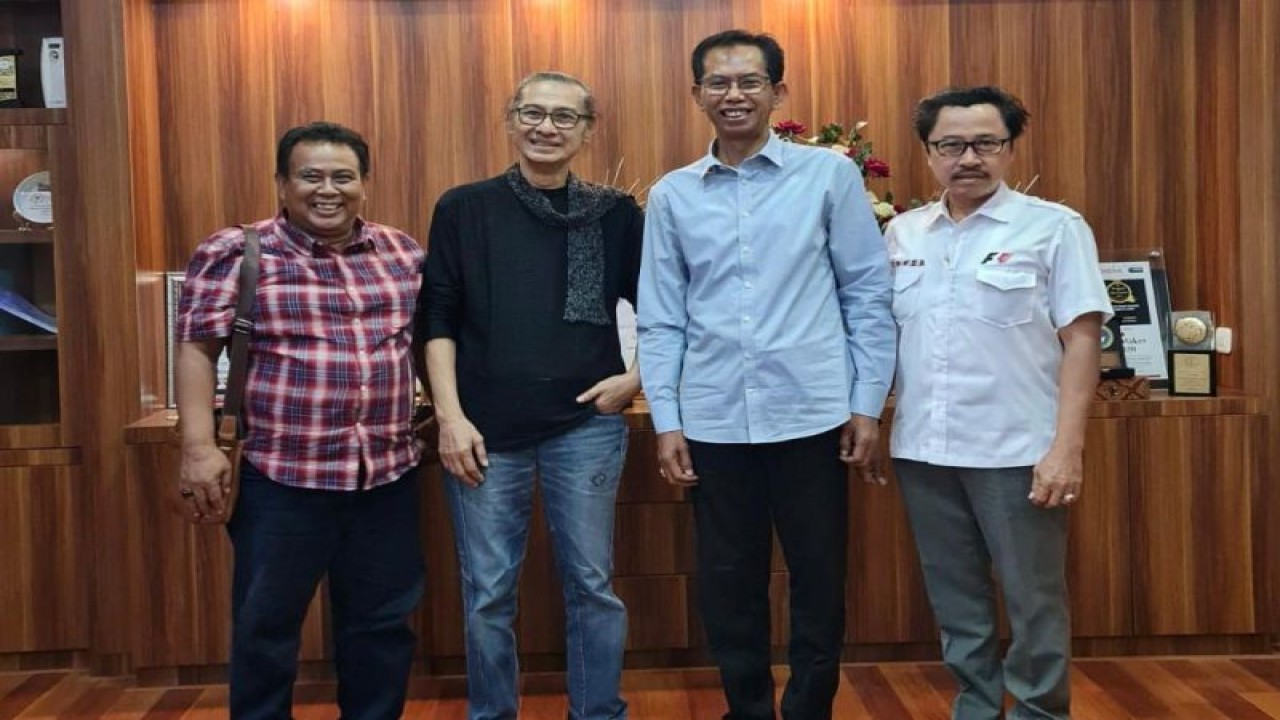 Salah satu musisi jaz kenamaan Indonesia, Mus Mujiono (dua dari kiri) saat mendatangi kantor DPRD Surabaya, Rabu (18/1/2022).  (ANTARA/HO-DPRD Surabaya)