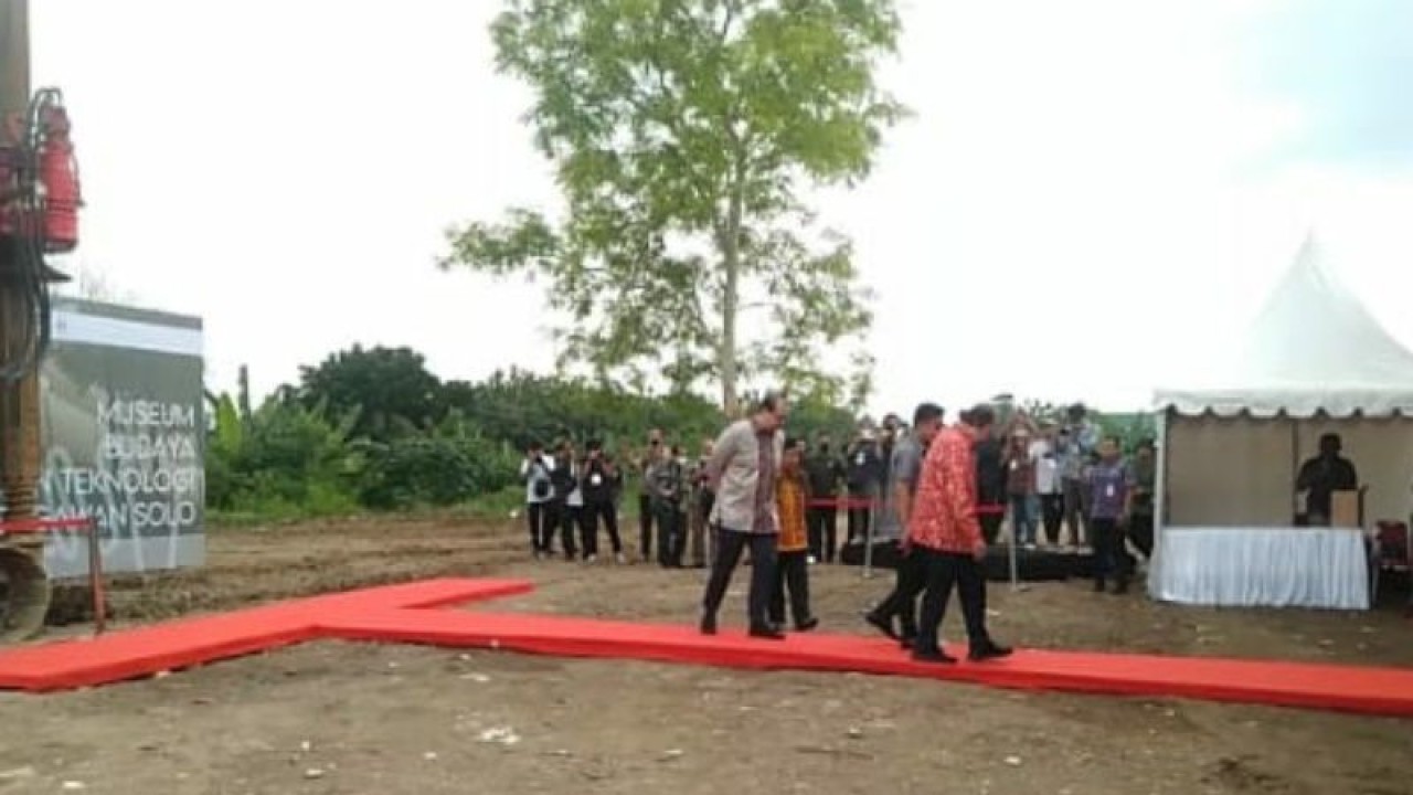 Peletakan batu pertama pembangunan Museum Budaya, Sains, dan Teknologi Bengawan Solo di Solo, Rabu (25/1/2023). ANTARA/Aris Wasita