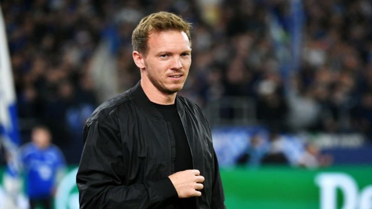 Bayern Munich's German head coach Julian Nagelsmann arrives prior to the German first division Bundesliga football match between Schalke 04 vs Bayern Munich in Gelsenkirchen, western Germany, on November 12, 2022. (Photo by UWE KRAFT / AFP) / DFL REGULATIONS PROHIBIT ANY USE OF PHOTOGRAPHS AS IMAGE SEQUENCES AND/OR QUASI-VIDEO (AFP/UWE KRAFT)