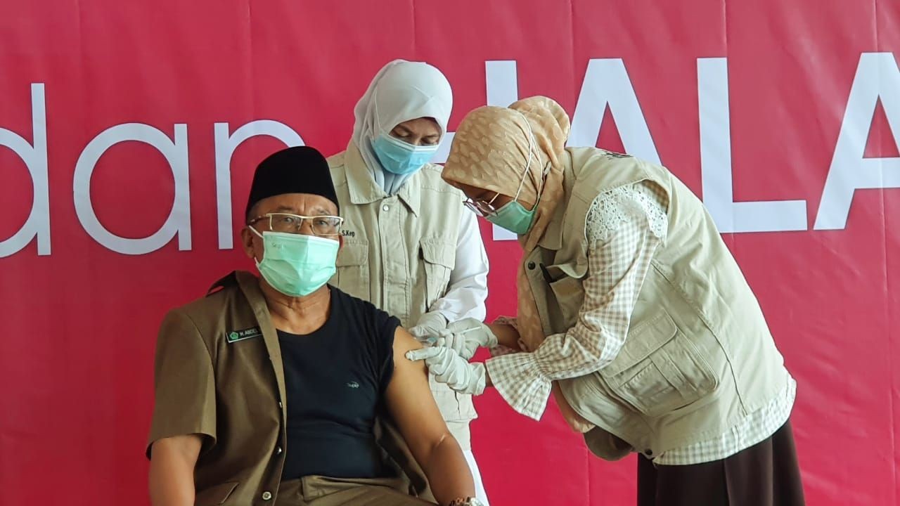 Nakes sedang menyuntikkan vaksin booster kedua covid-19/ist