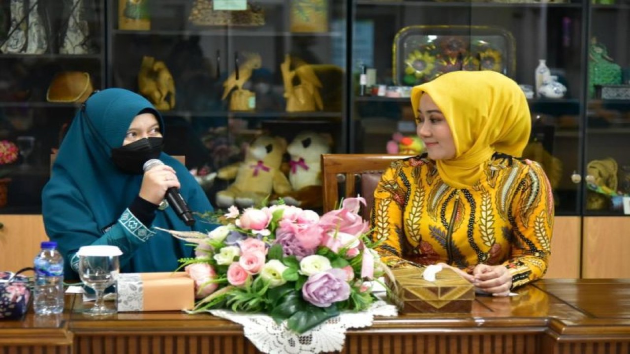 Ketua PKK Sulsel Naoemi Octarina (kiri) dan Ketua PKK Jawa Barat Atalia Ridwan Kamil.ANTARA/HO-Pemprov Sulsel