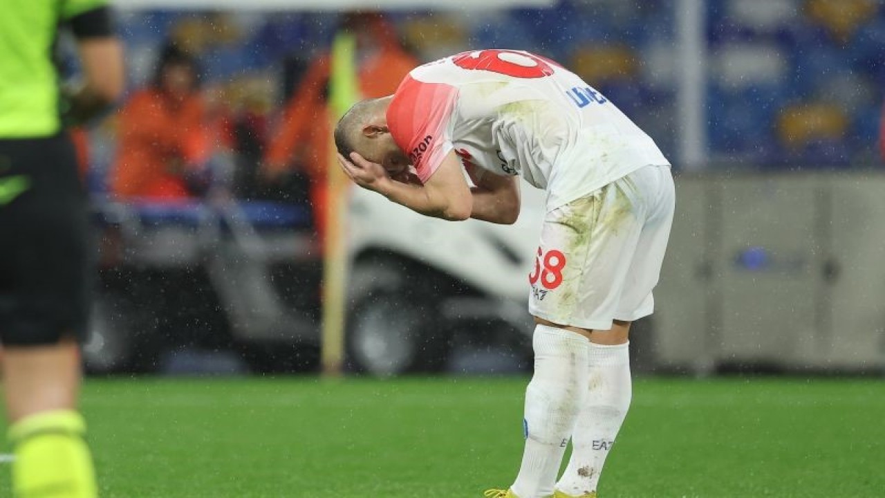 Pemain Napoli Stanislav Lobotka menyesali sepakan penaltinya yang gagal berbuah gol pada pertandingan 16 besar Piala Italia melawan Cremonese yang dimainkan di Stadion Diego Armando Maradona, Naples, Rabu (18/1/2023). (ANTARA/Reuters/Alessandro Garofalo/LaPresse/Sip/LaPresse)