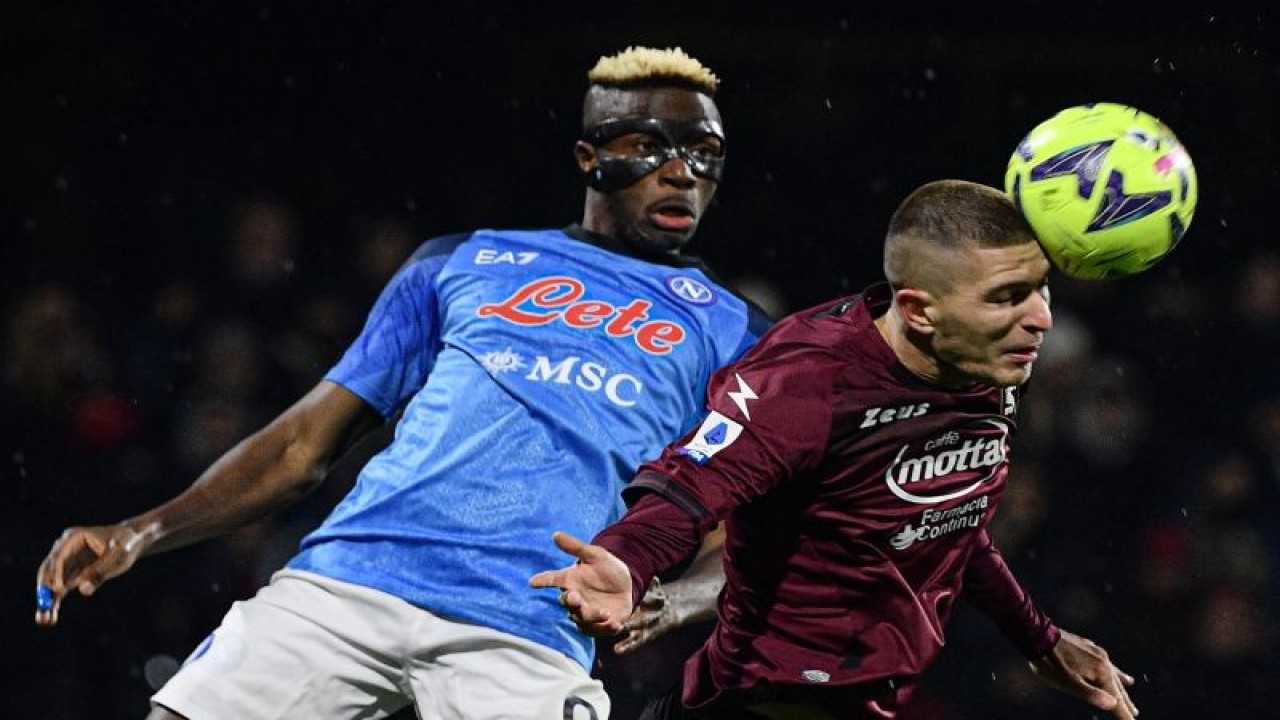 Penyerang Napoli Victor Osimhen (kiri) dan bek Salernitana Lorenzo Pirola (kanan) melakukan duel udara pada pertandingan Liga Italia yang dimainkan di Stadion Arechi, Salerno, Minggu (22/1/2023). (ANTARA/AFP/FILIPPO MONTEFORTE)