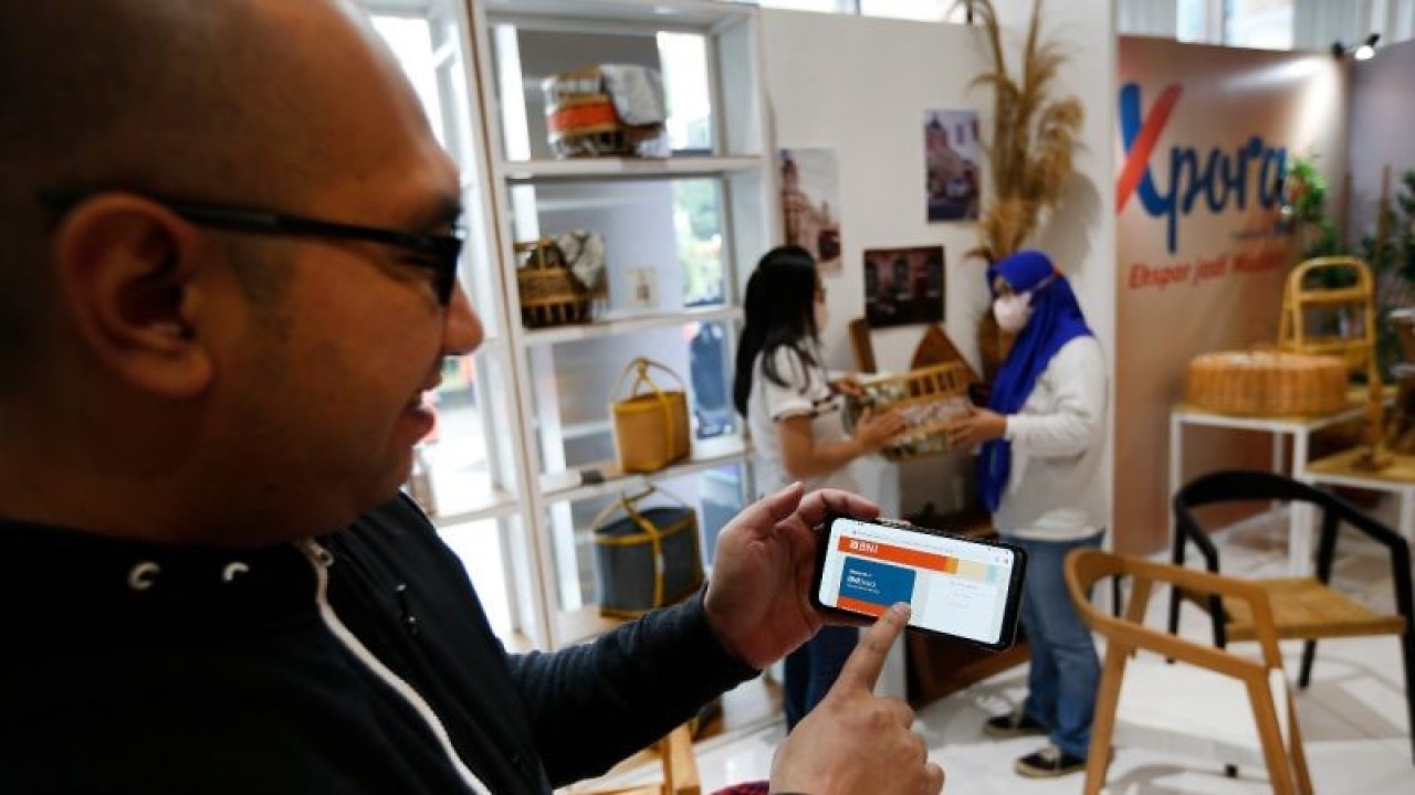 Nasabah tengah melakukan transaksi bisnis melalui BNIDirect di sela BNI Loud Fest 2022, Minggu (17/07/2022). ANTARA/Agatha Olivia Victoria