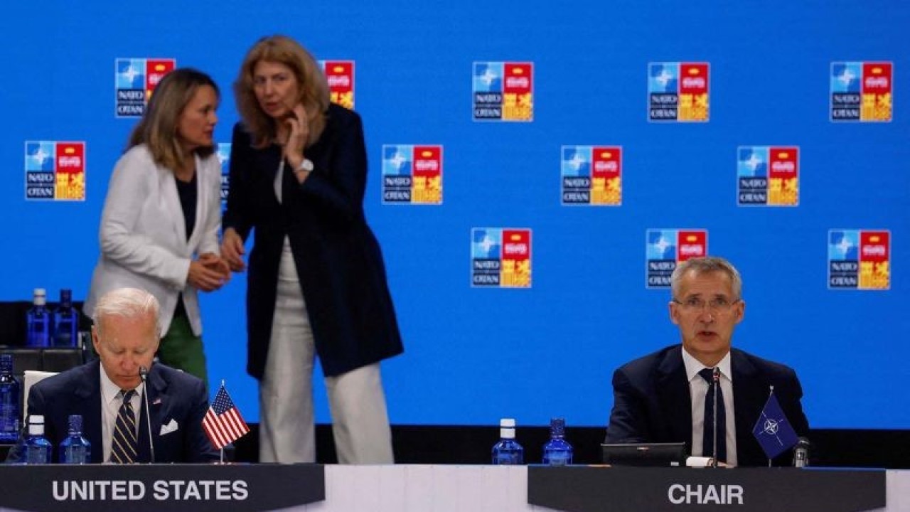 Presiden Amerika Serikat Joe Biden (kiri) bersama Sekjen NATO Jens Stoltenberg pada konferensi NATO di Madrid, Spanyol, Kamis (30/06/2022). (ANTARA FOTO/REUTERS/Yves Herman/aww/RST)