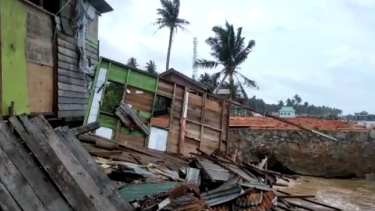 Tangkap layar video amatir sesaat setelah satu rumah warga roboh akibat abrasi dan gelombang tinghi di Teluk Baruk, Desa Sepempang, Bunguran Timur, Natuna, Kepri, Senin (2/1/2023). ANTARA/Cherman