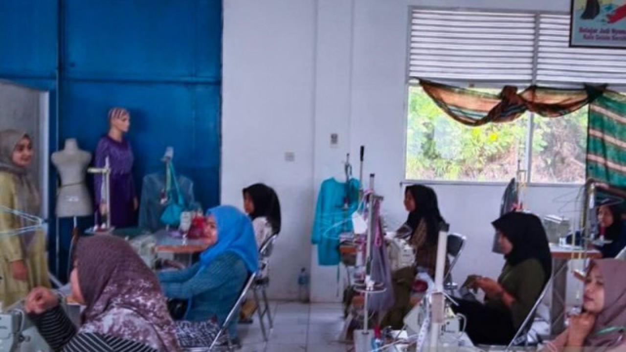 Suasana saat peserta pelatihan di UPTD Balai Latihan Kerja Natuna, Kepri. ANTARA/Cherman