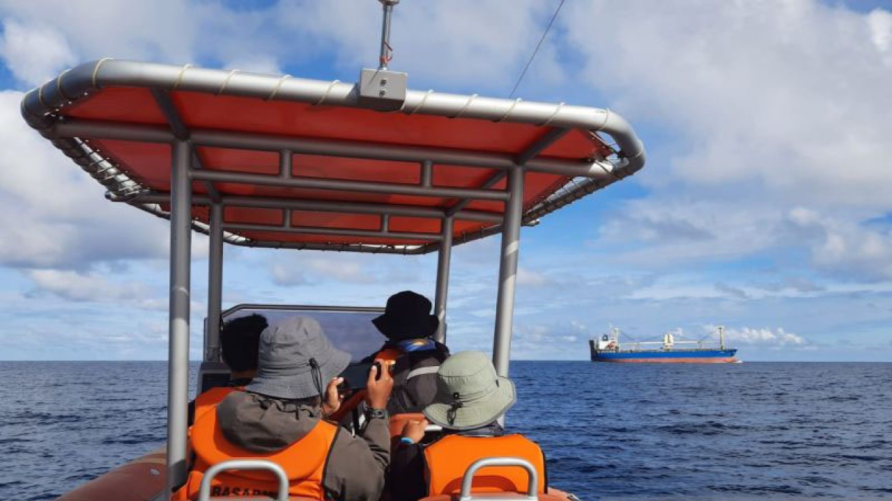 (Arsip) Petugas Basarnas saat melintas di Laut Pulau Subi, Natuna, Kepri, beberapa waktu lalu. (ANTARA/Cherman)
