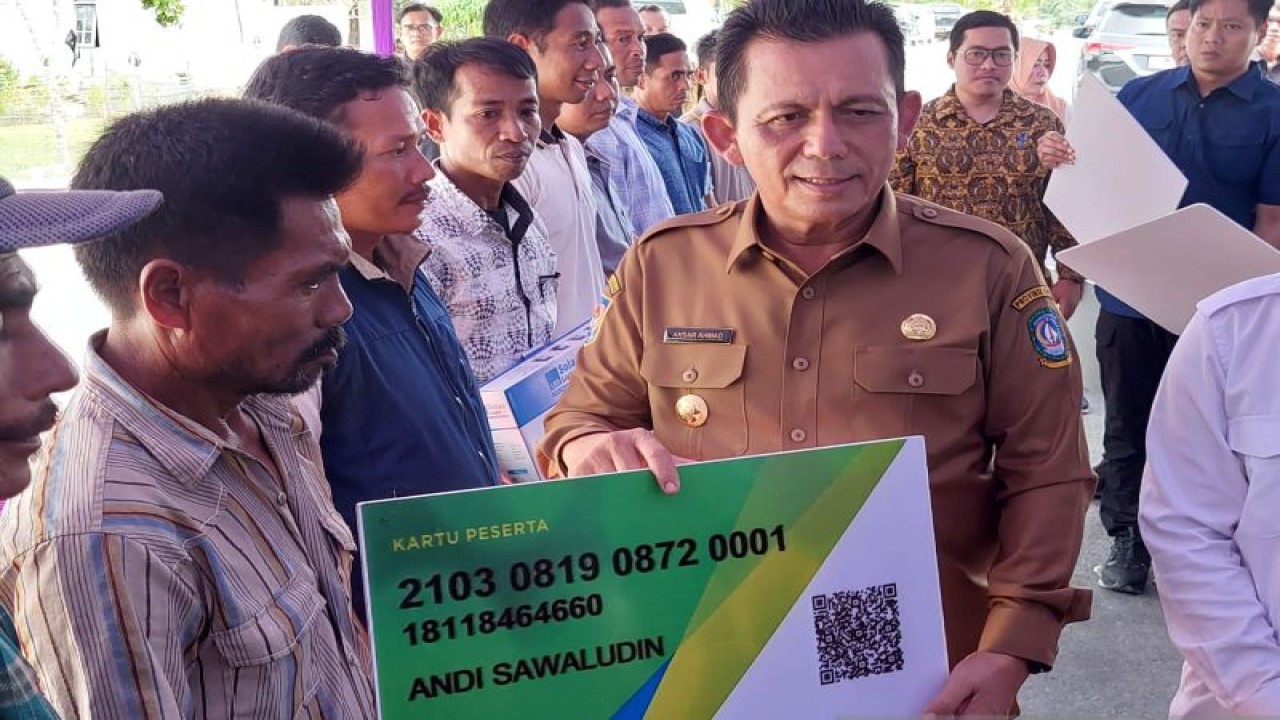 Gubernur Kepulauan Riau, Ansar Ahmad saat menyerahkan bantuan kepada nelayan di Natuna, Kepri, Selasa (10/1/2023). (ANTARA/Cherman)