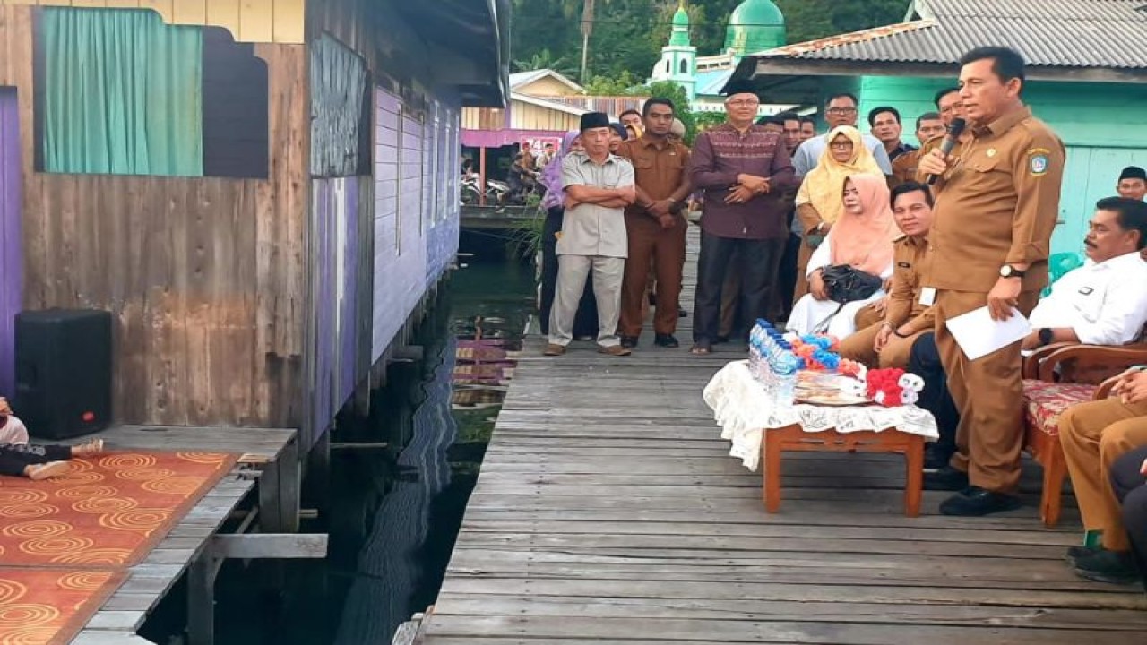 Gubernur Kepulauan Riau, Ansar Ahmad saat meresmikan penggunaan listrik program Bantuan Pemasangan Baru Listrik di Tanjung Kumbik, Pulau Tiga, Natuna, Kepri, Selasa (10/1). (ANTARA/HO-Diskominfo Kepri/Cherman)