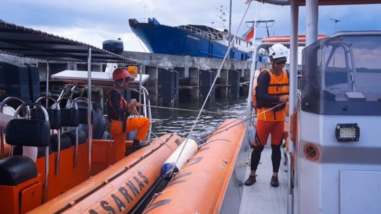 Petugas Basarnas Natuna melakukan persiapan di Pelabuhan Tanjung Payung, Penagi, Natuna, Kepri beberapa waktu lalu. (ANTARA/Cherman)