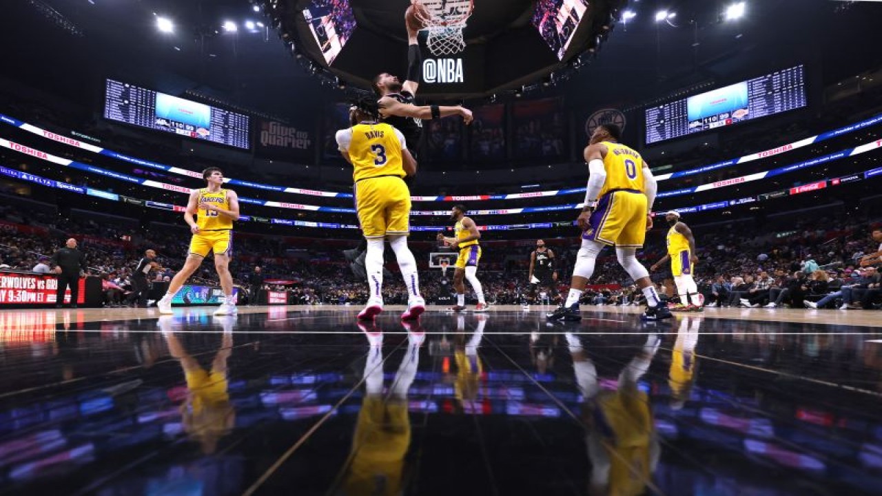 Arsip - Pebasket LA Clippers Ivica Zubac (tengah) melakukan dunk dibayangi oleh pebasket Los Angeles Lakers Anthony Davis saat pertandingan yang dimenangkan Clippers 114-101 di Crypto.com Arena, Los Angeles, California, Rabu (9/11/2022) (Getty Images via AFP/HARRY HOW)