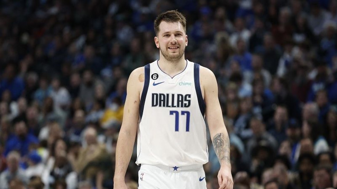 Bintang Dallas Mavericks Luka Doncic saat tampil dalam gim lanjutan NBA melawan Houston Rockets di American Airlines Center, Texas, Amerika Serikat, Jumat (29/12/2022). (ANTARA/AFP/GETTY IMAGES/Tim Heitman)