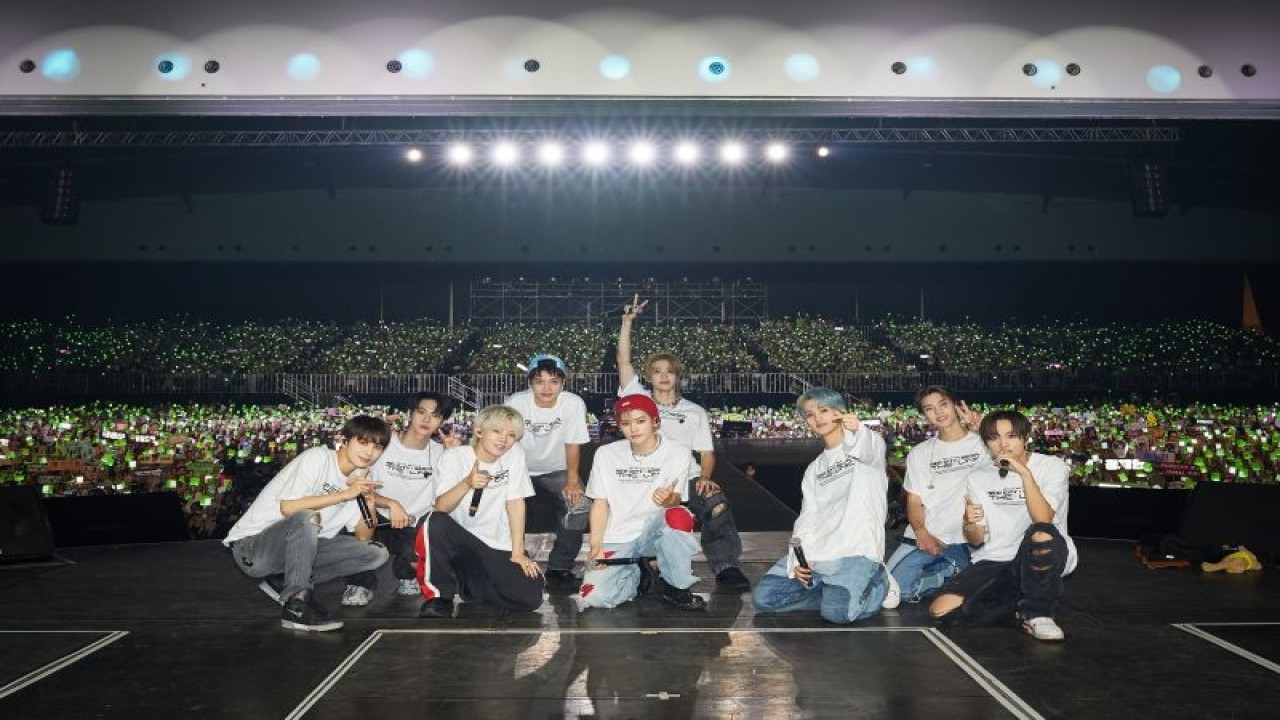 Grup idola K-pop NCT 127 usai menggelar konser NCT 127 2ND Tour "NEO CITY: JAKARTA - THE LINK" di Indonesia Convention Exhibition (ICE) BSD City, Tangerang pada Sabtu (5/11/2022). (twitter.com/NCTsmtown_127)