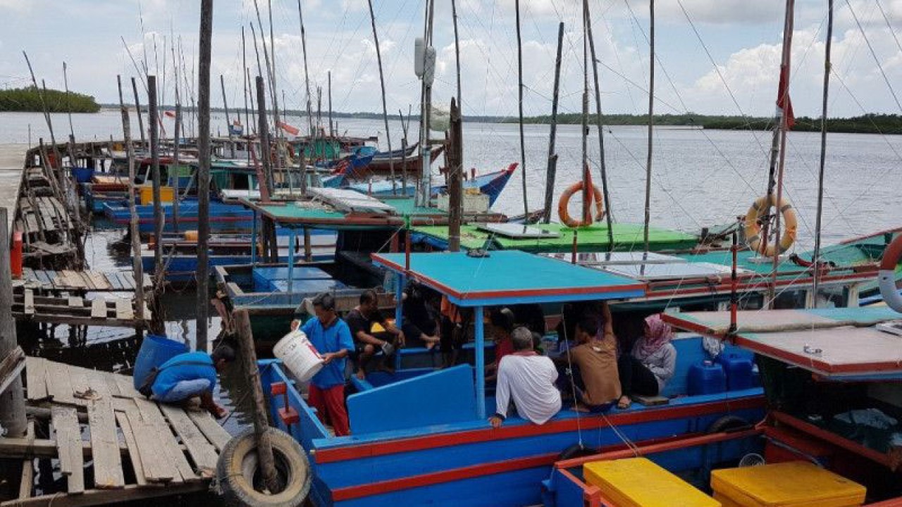 (Arsip) Nelayan Lubuk Lumbang, Natuna saat berada di Pelabuhan Perikanan Pering, Ranai, Natuna, Kepri (27/1). (ANTARA/Cherman)
