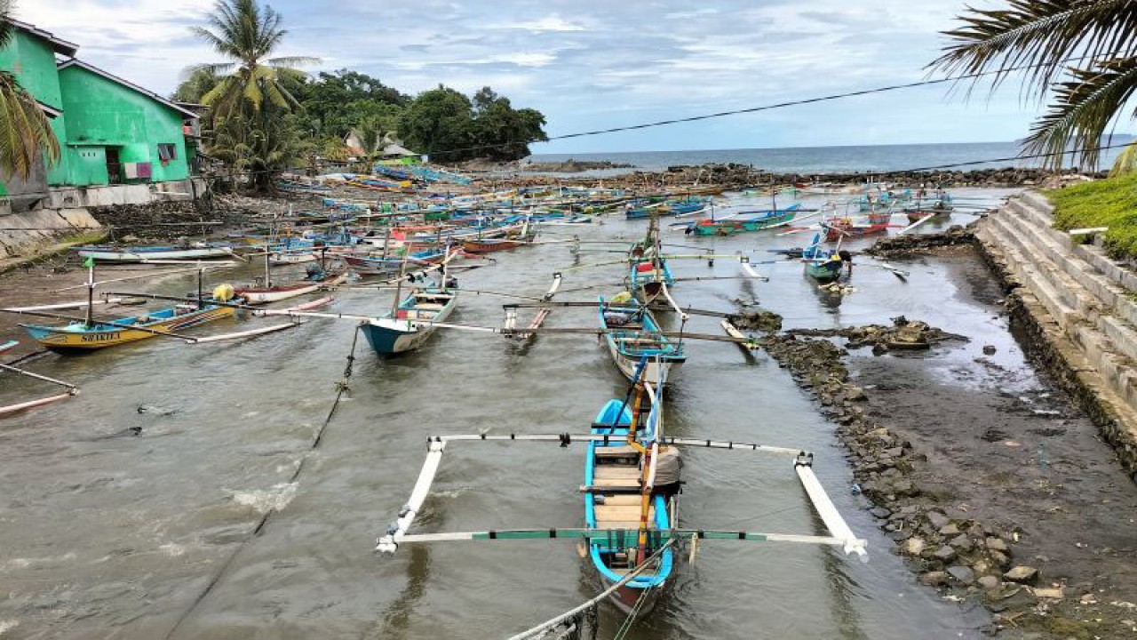 Sejumlah perahu nelayan Pesisir Barat Lampung yang sandar karena tidak bisa melaut akibat gelombang tinggi. ANTARA/Riadi Gunawan