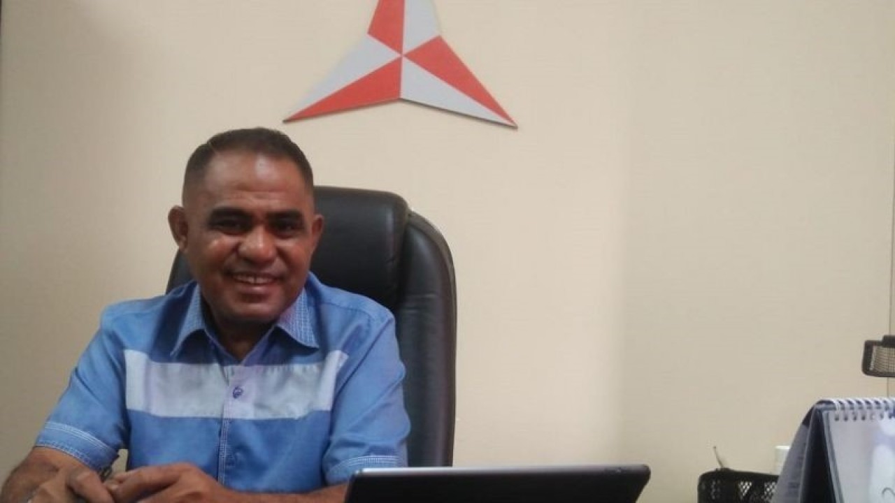 Anggota komisi II DPRD Maluku Halimun Sahulatu minta para nelayan di Kabupaten Maluku Tengah mengurus surat keterangan DKP agar bisa dilayani SPBU saat pembelian BBM. (9/1) ANTARA/Daniel L.