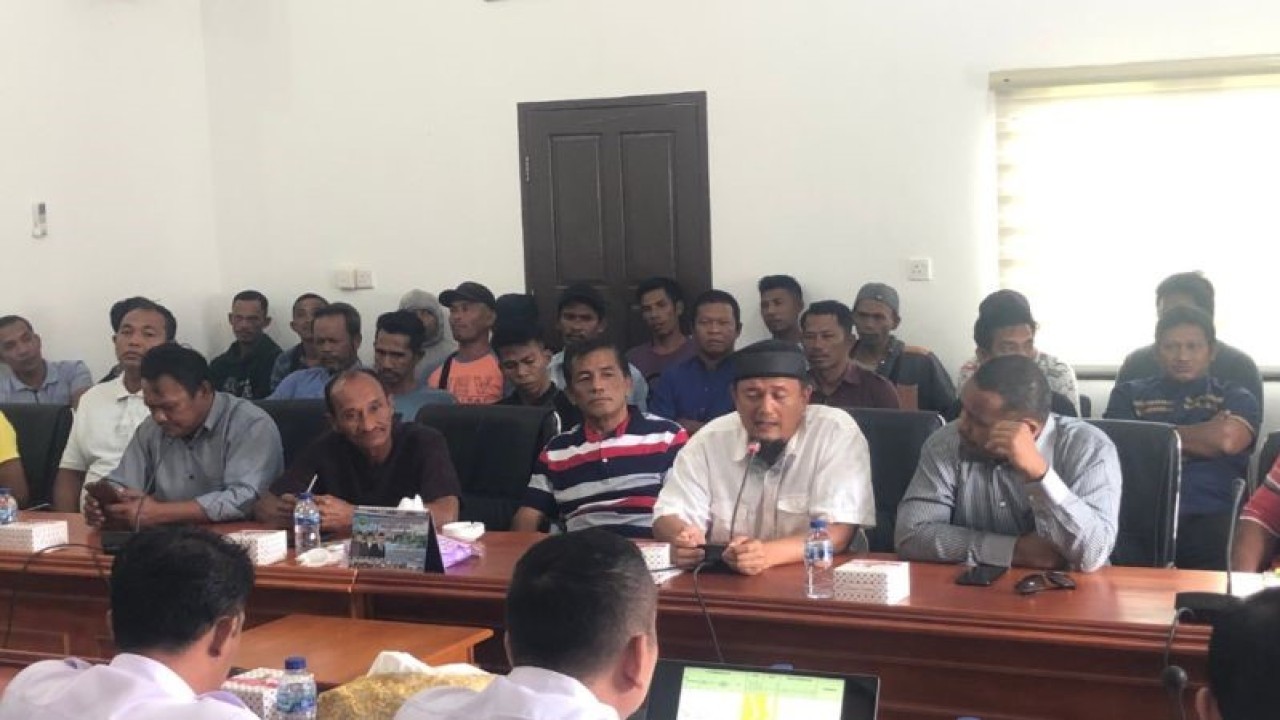 Suasana saat dengar pendapat Nelayan Natuna dengan Komisi II DPRD Natuna terkait Zona Tangkap Nelayan dan kuota BBM di kantor DPRD Natuna, Rabu (4/1). (ANTARA/Cherman)