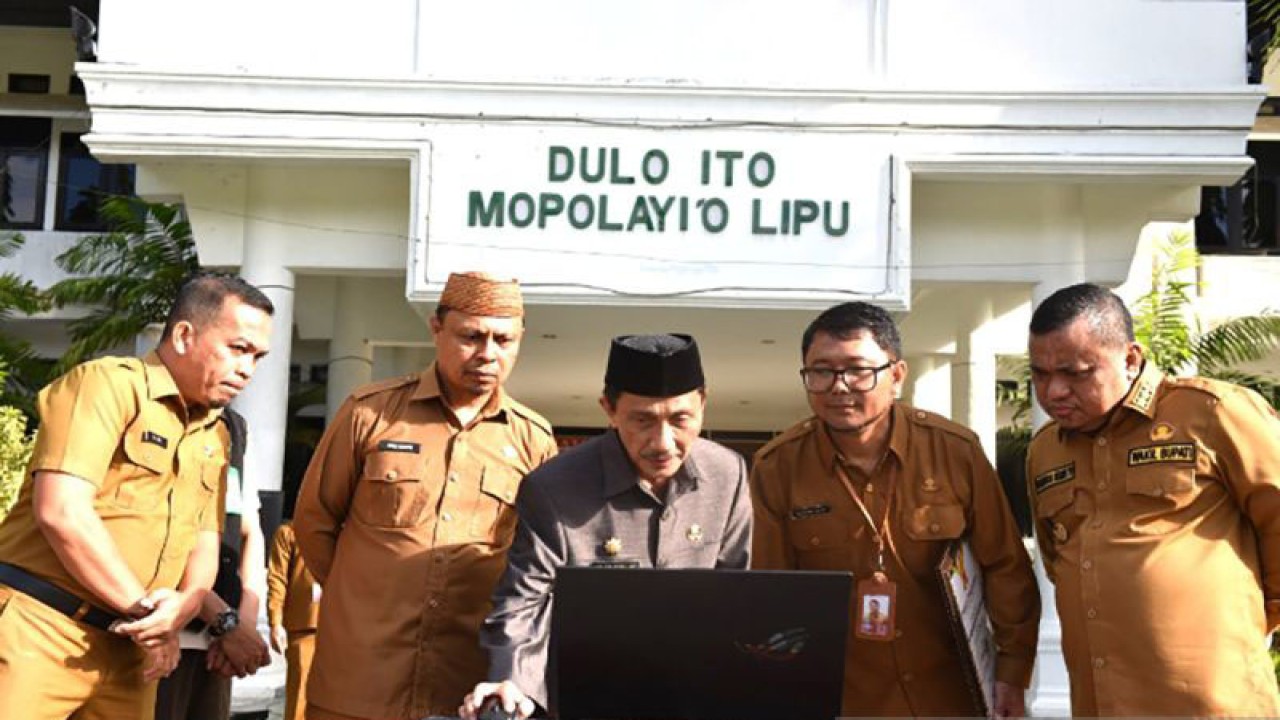 Bupati Gorontalo, Nelson Pomalingo melihat aplikasi Identitas Kependudukan Digital di halaman kantor Bupati di Limboto, Kabupaten Gorontalo. ANTARA/HO-Diskominfo Kabupaten Gorontalo