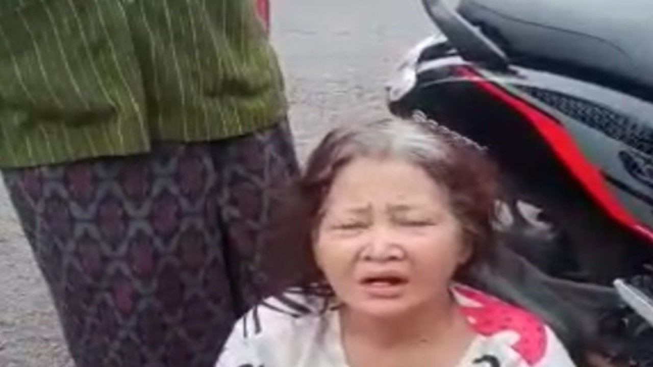 Nenek korban perampokan ditolong warga beberapa saat setelah dilempar oleh pelaku dari dalam mobil. ANTARA/HO-Polres Pamekasan.