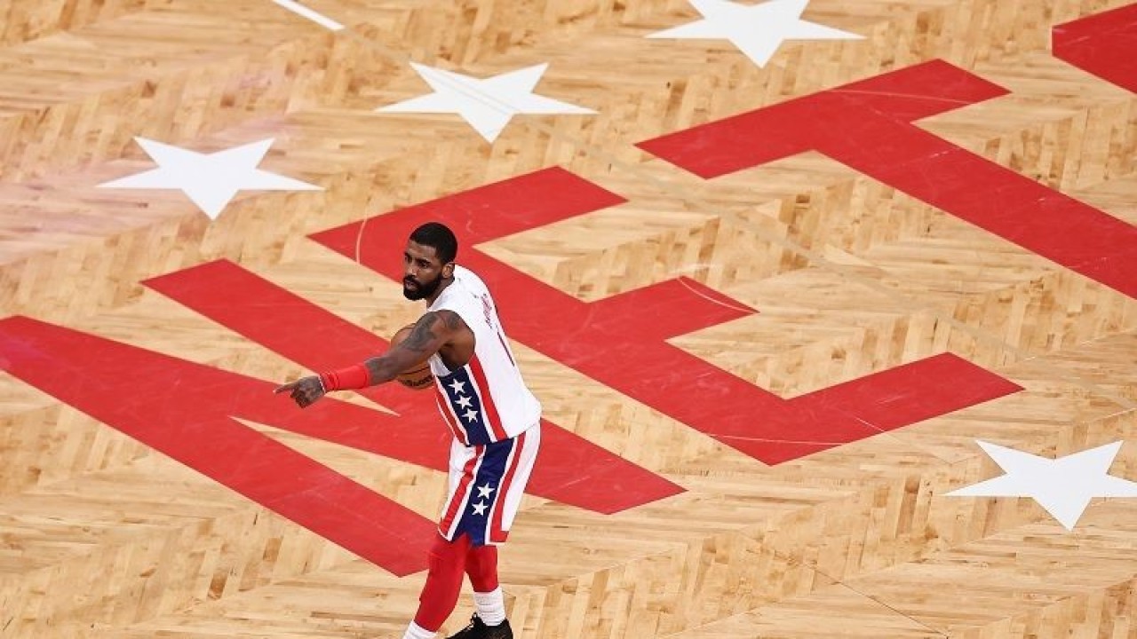 Bintang Brooklyn Nets Kyrie Irving mengatur serangan timnya dalam gim lanjutan NBA melawan San Antonio Spurs di Barclays Center, New York, Amerika Serikat, Senin (2/1/2023) waktu setempat. (ANTARA/AFP/GETTY IMAGES/Dustin Satloff)