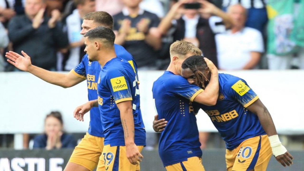 Arsip - Gelandang Newcastle United Allan Saint-Maximin (kanan) merayakan gol bersama rekan-rekan satu timnya dalam laga persahabatan Newcastle United melawan Athletic Club di Stadion St James' Park di Newcastle-upon-Tyne, Inggris, pada 30 Juli 2022. ANTARA/AFP/LINDSEY PARNABY.